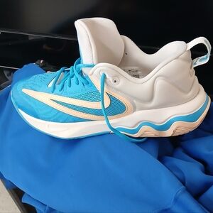 Nike Turquoise and Cream Athletic Shoes